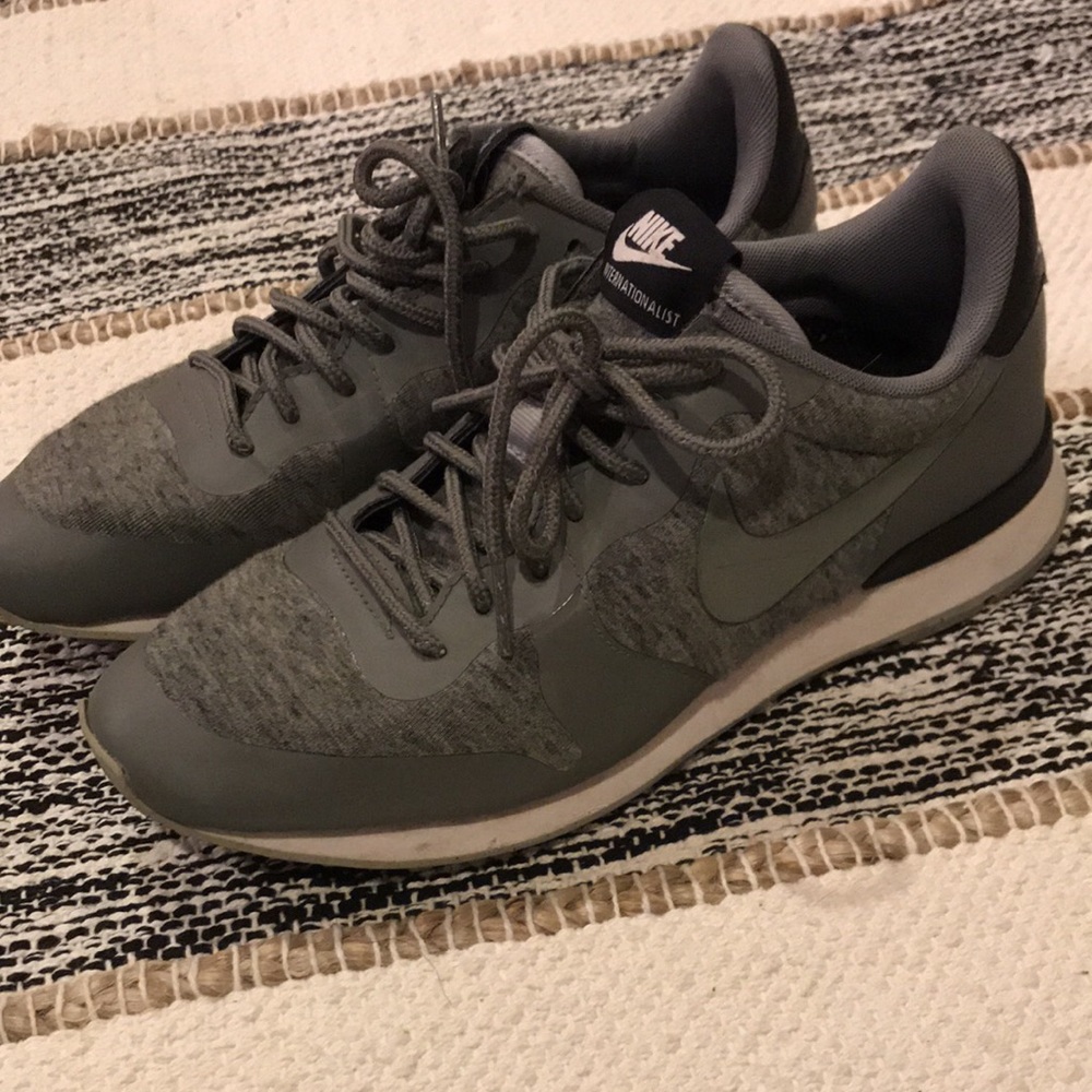 Women’s Nike sneaker